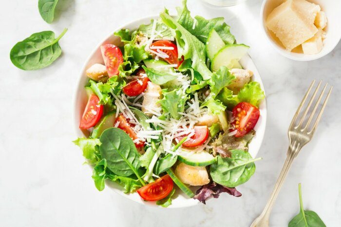 7 рецептов простых вкусных салатов с копчёным сулугуни