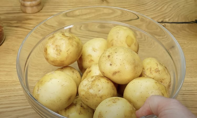 Давленная запечённая молодая картошка