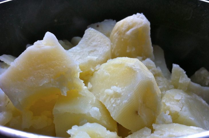 Картошку кидать в кипящую воду. Картофель в блендере. Мороженое картошка. Крахмальные подушки из картошки. Какого цвета картошка лучше для пюре.