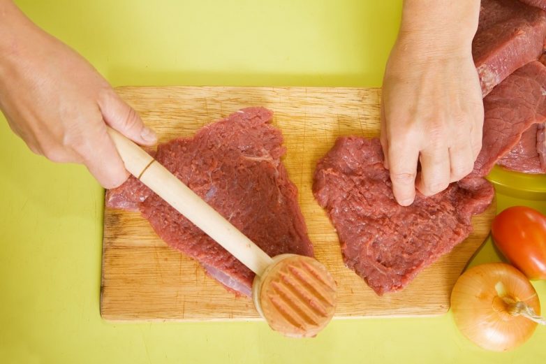 Для чего нужна обратная сторона молотка для отбивания мяса?