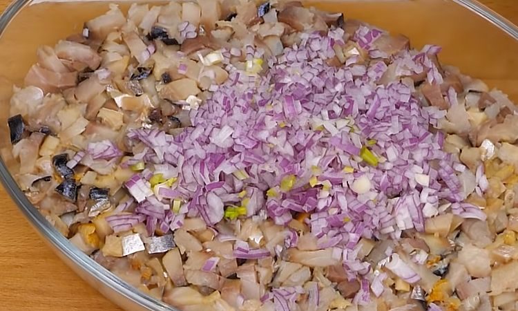 Оригинальный салат «Скумбрия под шубой»