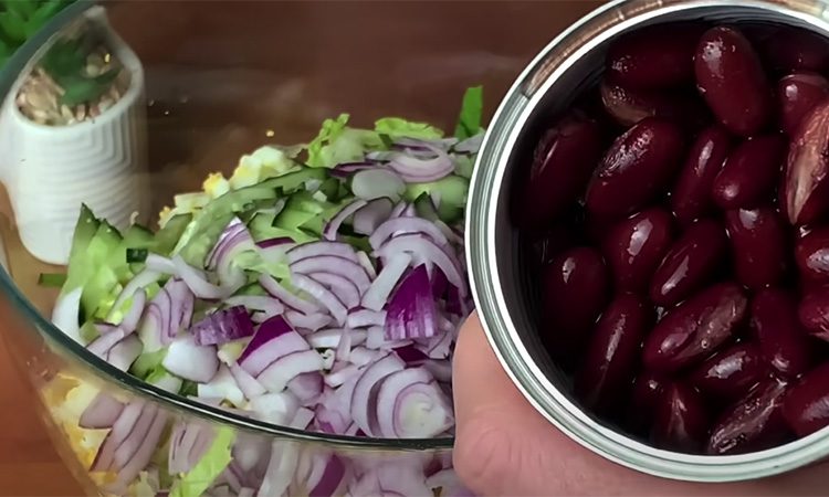 Простой салат из фасоли с огурцом и капустой