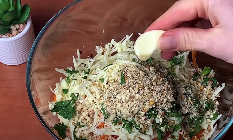 Легкий и простой салат из свеклы