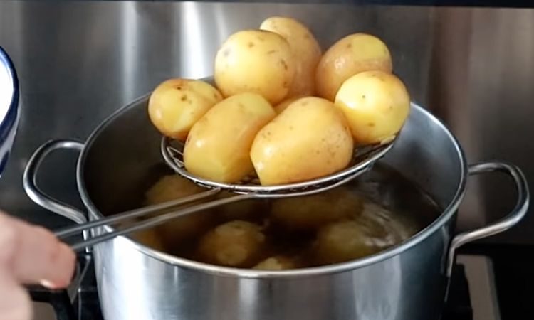 Промываем картофель. Картошка придавленная стаканом. Раздавленная картошка в духовке. Битый картофель.