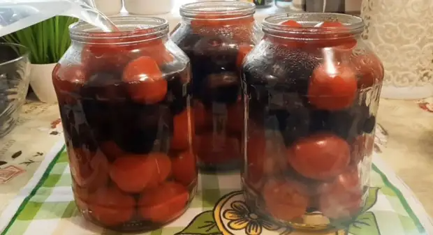Заготовка помидор со сливами на зиму