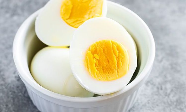 Вареное страусиное яйцо. Чтобы вареные яйца хорошо чистились. Как варить яйца чтобы они легко чистились. Чтобы варёные яйца хорошо чистились что нужно сделать.