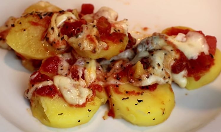 Превращаем картошку в самостоятельное блюдо, используя томатную пасту и сыр.