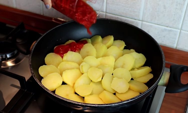 Превращаем картошку в самостоятельное блюдо, используя томатную пасту и сыр.