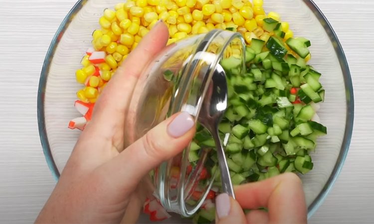 Крабовый салат в чуть более легком исполнении, но не хуже во вкусе