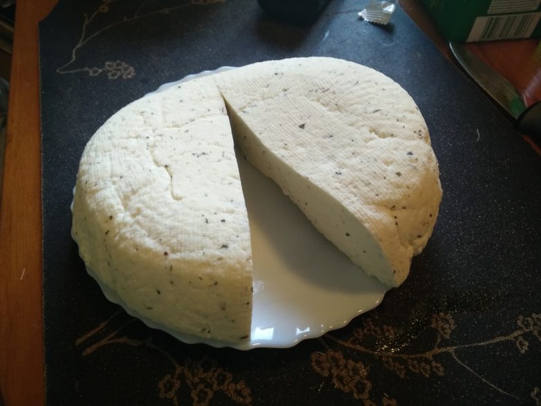 Сыр из молока и сметаны в домашних условиях