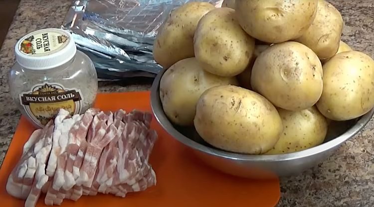 Превращаем картошку в фольге в гениальное блюдо с салом или беконом