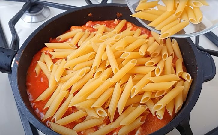 Макароны не варим, а сразу отправляем на сковороду к томатной пасте и пропитываем вкусом