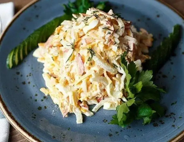 Этим простым салатом с кальмарами удивила гостей на Новый год