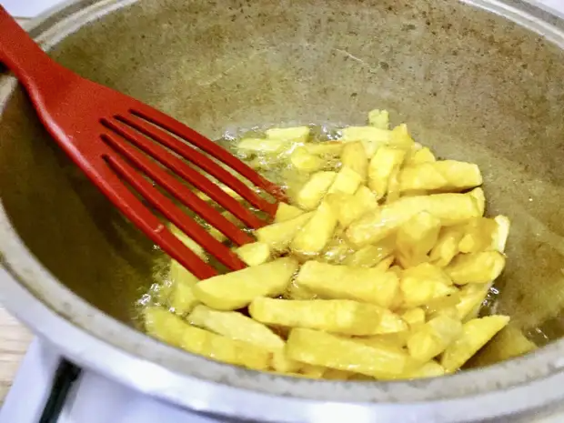 В холодную воду на 30 минут - вот и весь секрет картошки фри!