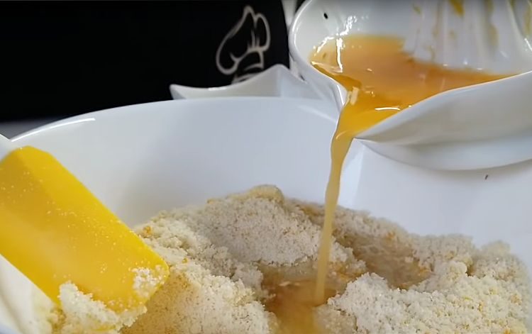 Делаем тесто из стакана муки и добавляем апельсиновый сок