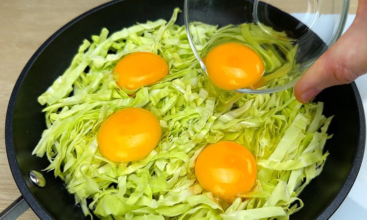 Жарим яйца поверх капусты. В таком виде их можно есть и на ужин