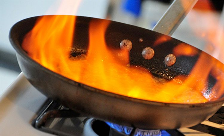 Как пожарить лучший в мире стейк на сковороде. Мастер-класс от шеф повара