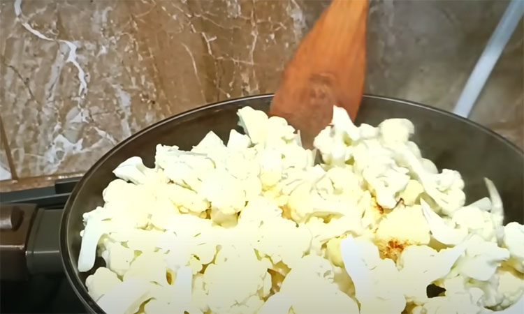 От пресного вкуса не остается и следа. Цветная капуста в сметане с яйцом