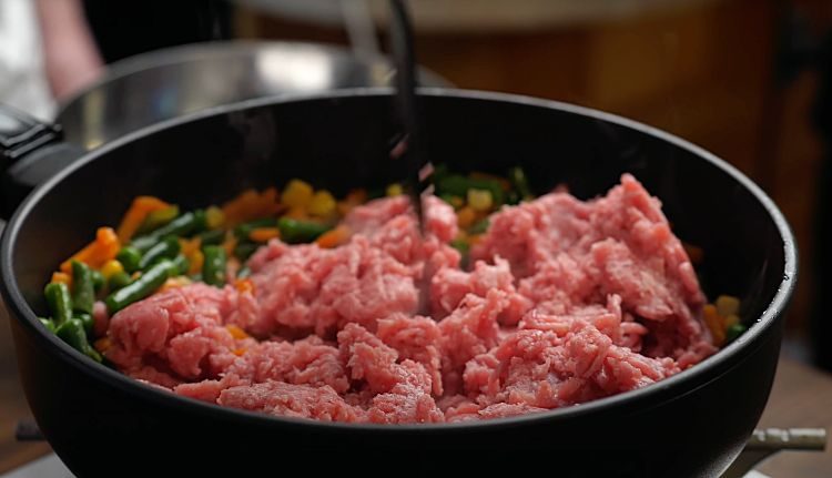 Быстро, вкусно и никаких нарезок. Макароны не варим а отправляем сразу на сковороду к фаршу