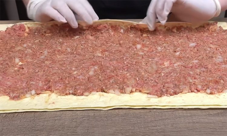 Сочный мясной пирог без утомительной возни с тестом. Фарш, лаваш и 30 минут времени