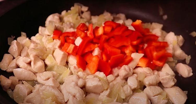 Теперь это блюдо из ресторана. Нарезаем куриное филе и овощи поверх картошки и заливаем сливками