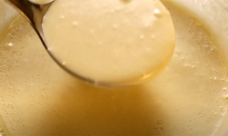 Лепешки без замеса поднимутся на сковороде как в тандыре. Просто смешайте муку с водой