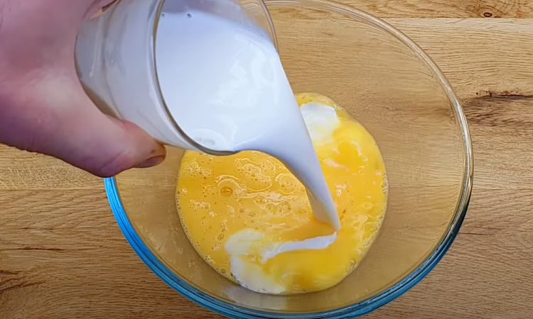 Готовить просто, а по сочности не уступает мясу по-французски. Куриная грудка под сливками