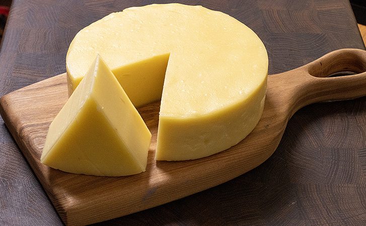 Твердый деревенский сыр без хлопот с закваской