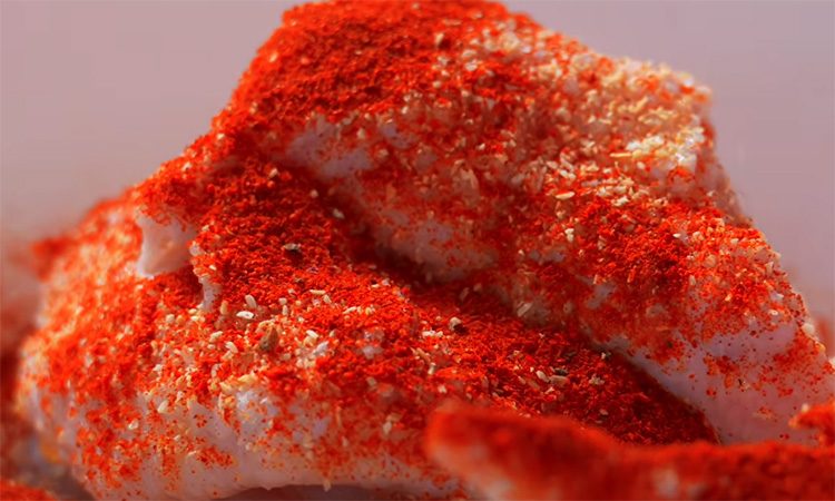 Маринуем куриные крылышки чесночной глазурью и запекаем с гарниром