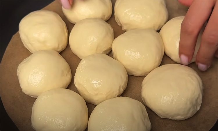 Жарим прямо в сковороде с хрустящей корочкой и нежным мякишем. Пышный хлеб не включая духовки