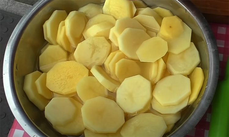 Добавили ломтик сала и получилось вкуснее чем из мяса. Шашлык из картошки
