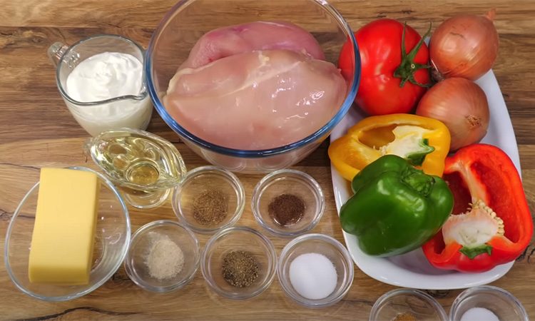 Под овощной шапкой с сыром получается роскошно. Запекли куриную грудку как мясо по-французски
