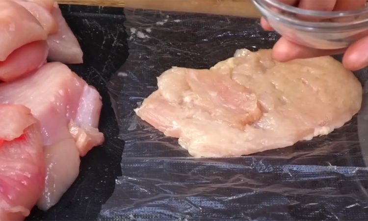 Под овощной шапкой с сыром получается роскошно. Запекли куриную грудку как мясо по-французски