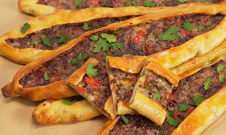 Берем лист теста, фарш и получаем шикарный мясной перекус. Турецкий рецепт