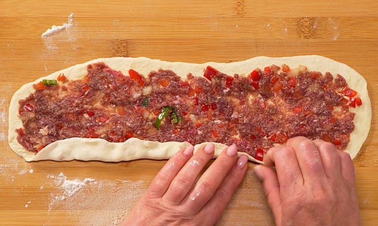 Берем лист теста, фарш и получаем шикарный мясной перекус. Турецкий рецепт