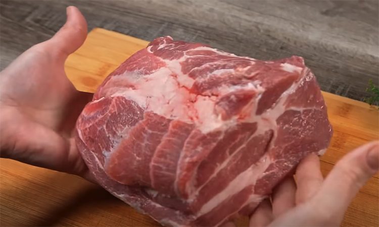 Хитрый способ сделать мягким даже жесткий кусок. Надрезали мясо особым образом перед запеканием