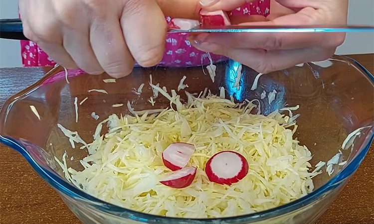 Витаминный майский салат из редиса и капусты. Хорош и как гарнир, и на закуску к шашлыку
