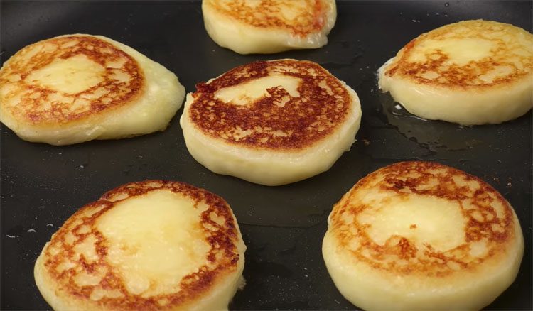 Можно есть даже вечером и на гарнир. Сырники, но из картошки