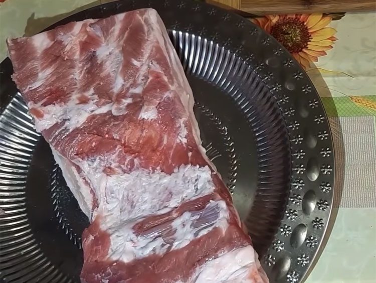 Запекаем в фольге с луком. Цыганский рецепт сочной грудинки