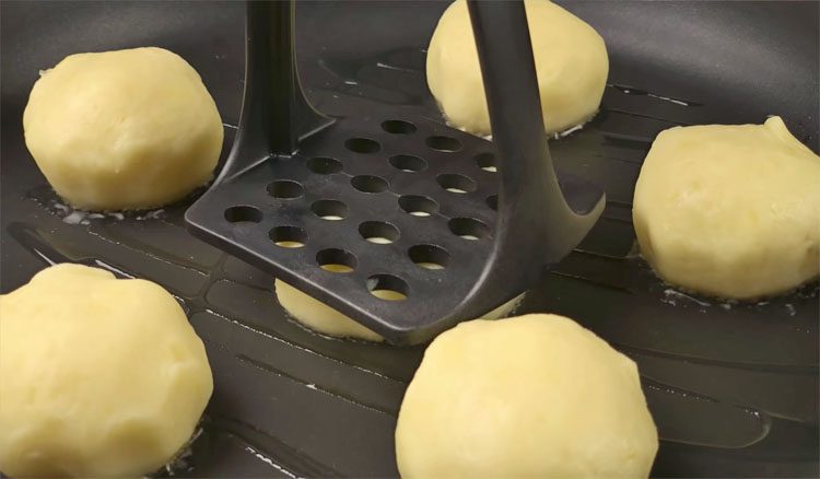 Можно есть даже вечером и на гарнир. Сырники, но из картошки