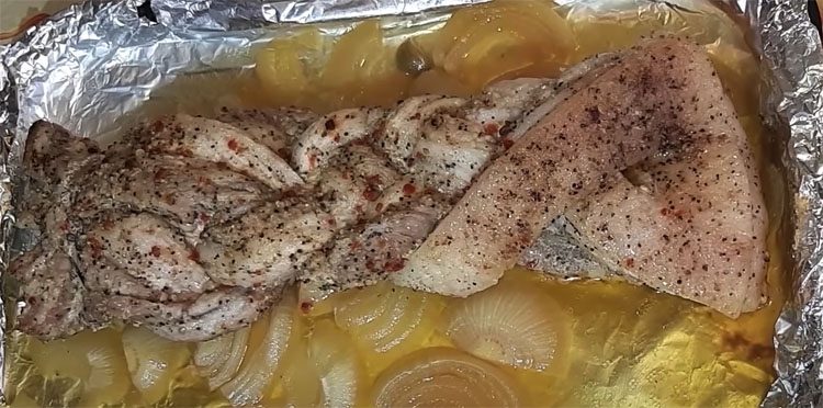 Запекаем в фольге с луком. Цыганский рецепт сочной грудинки