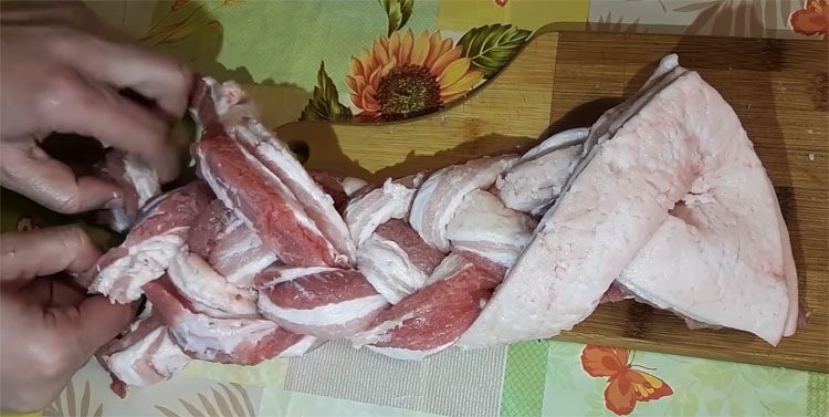 Запекаем в фольге с луком. Цыганский рецепт сочной грудинки