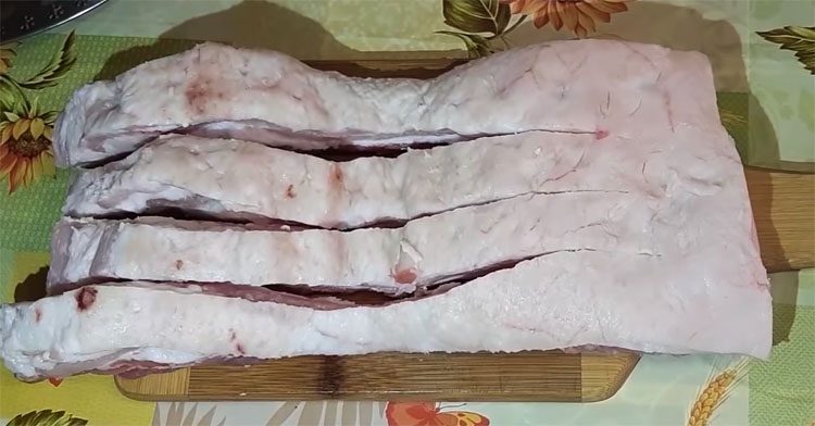 Запекаем в фольге с луком. Цыганский рецепт сочной грудинки