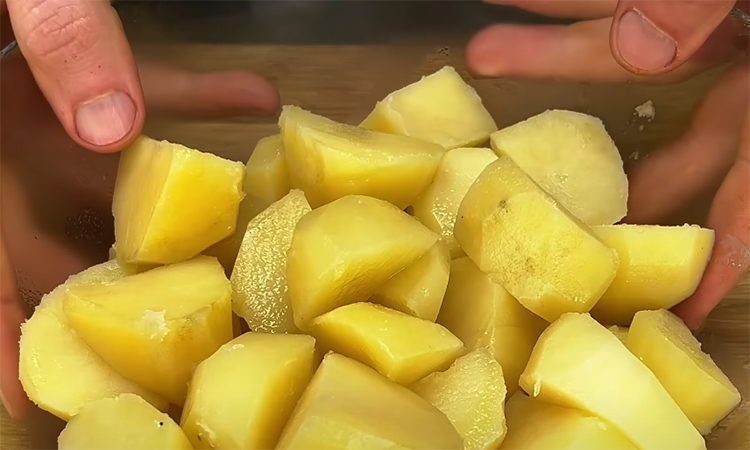 Превращаем вареный картофель с основу шикарных лепешек с начинкой