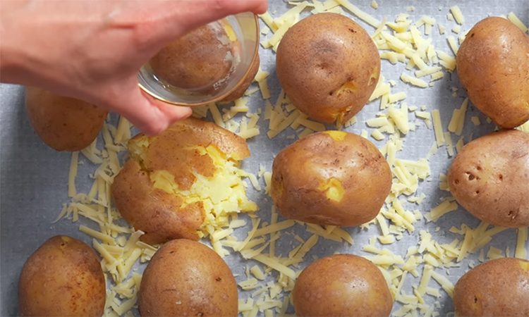Все будут просить добавки, настолько вкусно. Битая картошка с сырной корочкой