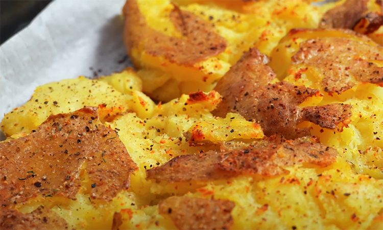 Все будут просить добавки, настолько вкусно. Битая картошка с сырной корочкой