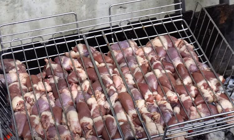 Со стола сметают как семечки. Куриные сердечки разойдутся быстрее шашлыка