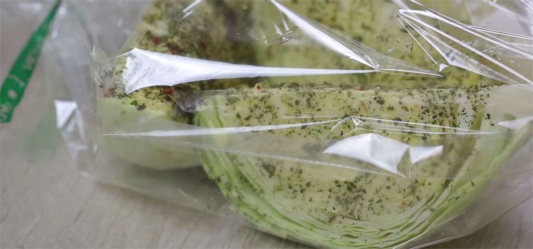 Пропитываем маслом и быстро запекаем. Шикарная закуска и гарнир из капусты