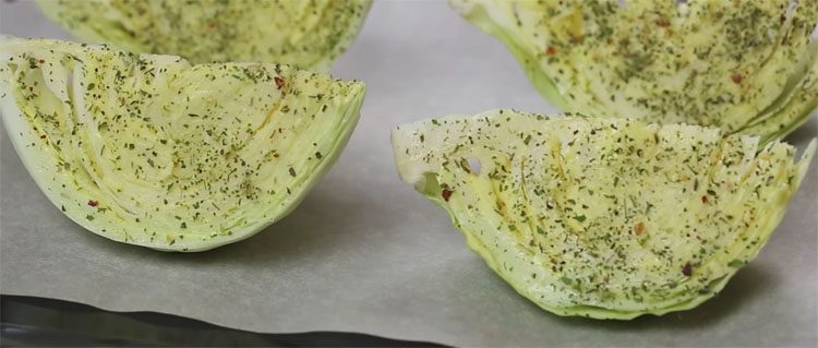 Пропитываем маслом и быстро запекаем. Шикарная закуска и гарнир из капусты