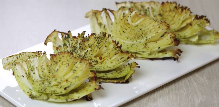 Пропитываем маслом и быстро запекаем. Шикарная закуска и гарнир из капусты